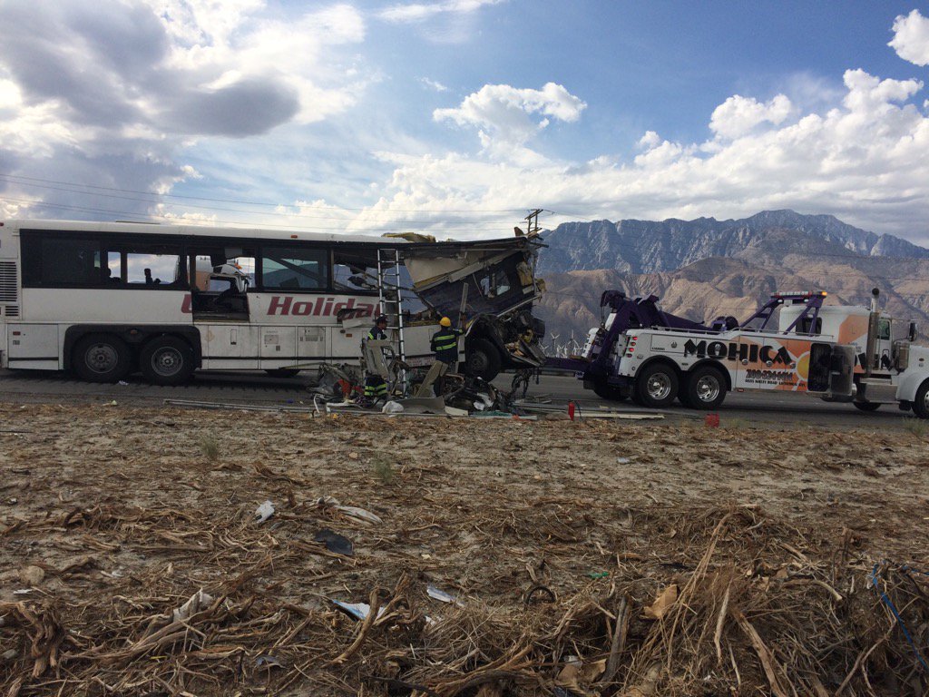 У США автобус врізався у вантажівку: 13 загиблих, більше десятки постраждалих - фото 10