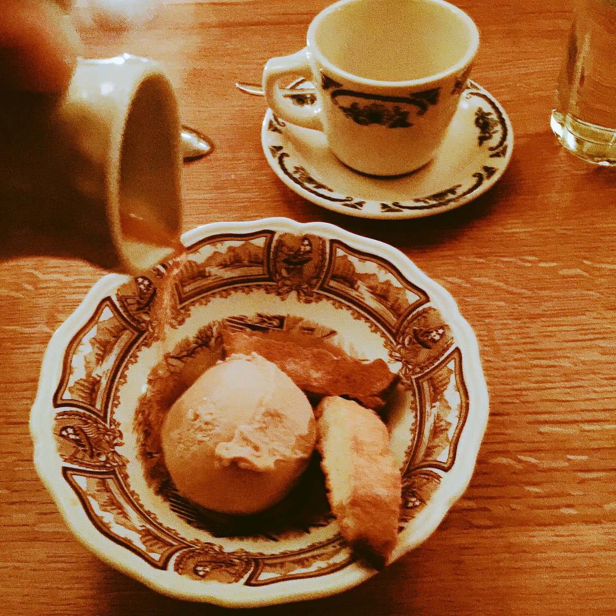 TheNYGalavant's tweet photo. .@sanfermoseattle Affogato @SlateCoffee espresso/hazelnut gelato/lemon-raisin biscotti🙂💜 #foodporn #goodeats #seattle @chrism799 @Josstheguy https://t.co/BH00plsGdi
