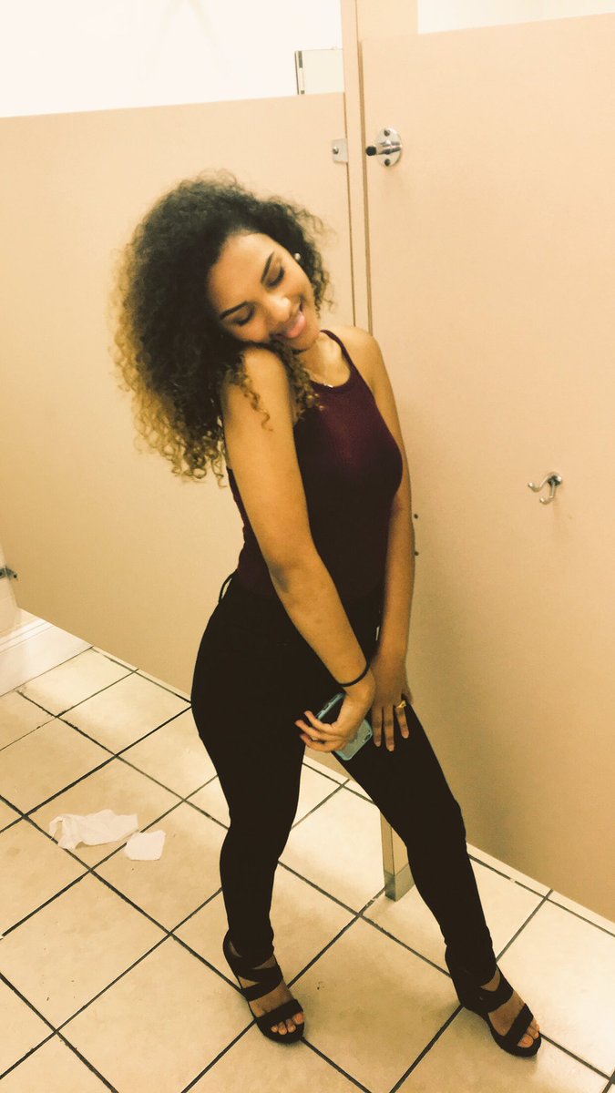 iamselenalynn's tweet photo. #QueParty https://t.co/e3ytxQDYLi