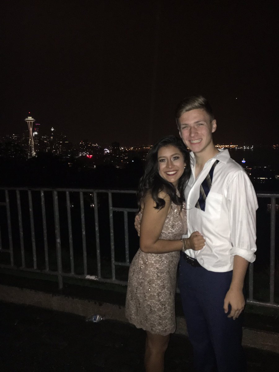laurenglancy2's tweet photo. Hoco 2016 what a night https://t.co/EdcaB7cI8u