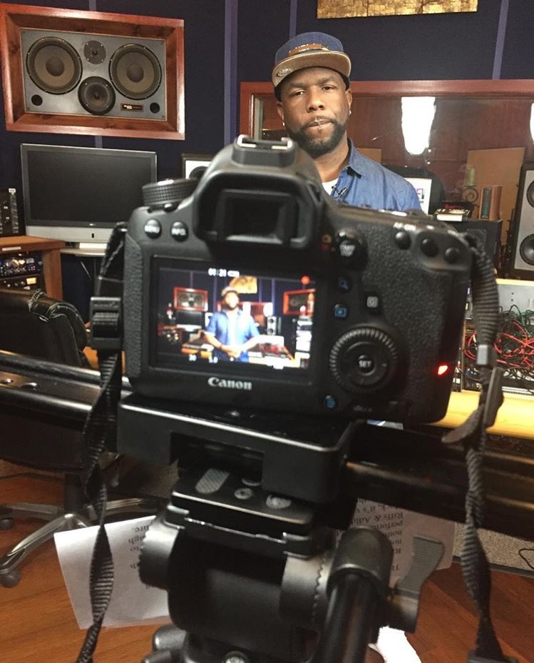 BoyzIIMen's tweet photo. 🤔💭 Getting my words together.. @wanmor1 #cooleyhighexp shoot day 1. #singers #learnhowtosing #cooleyhighexp #letsdothis #singitsunday https://t.co/eBbZKt4k5u