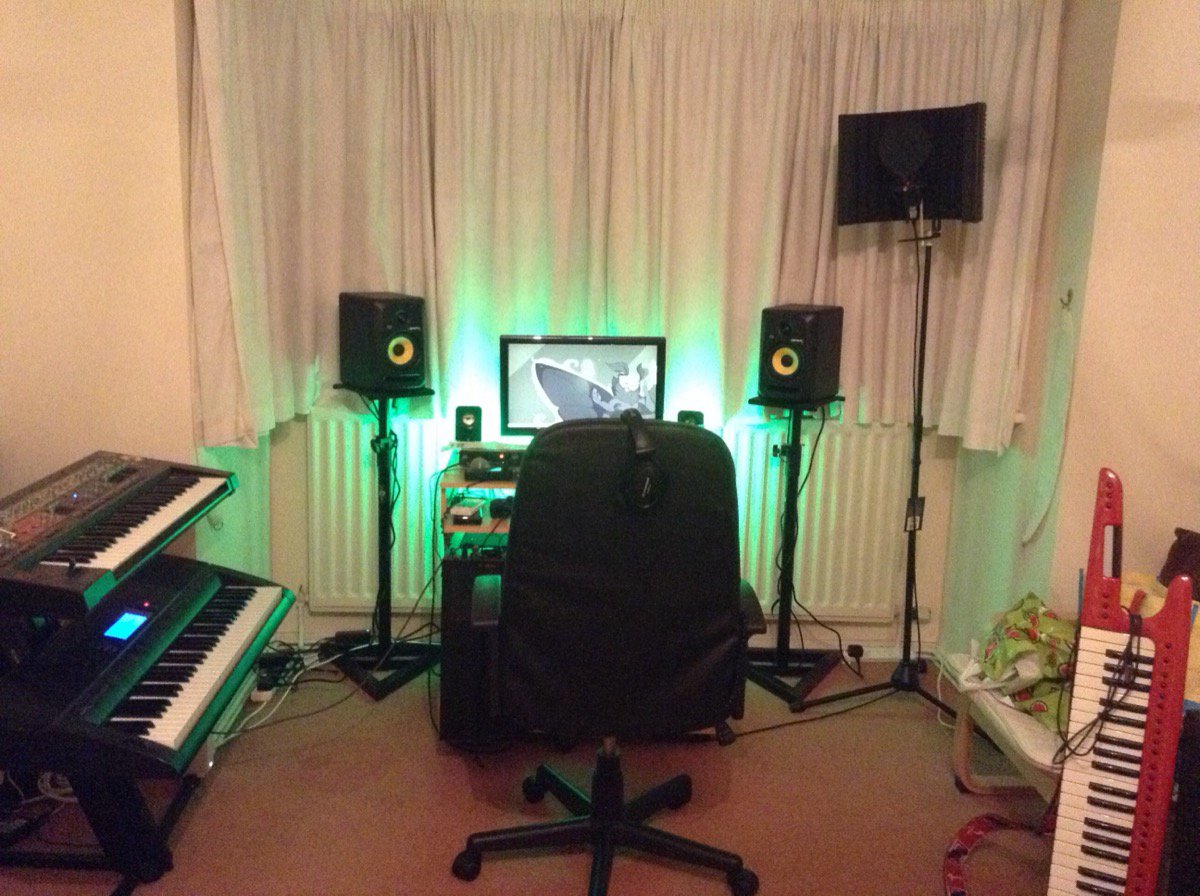 WoodenToaster's tweet image. The workstation these days, I need a bigger desk