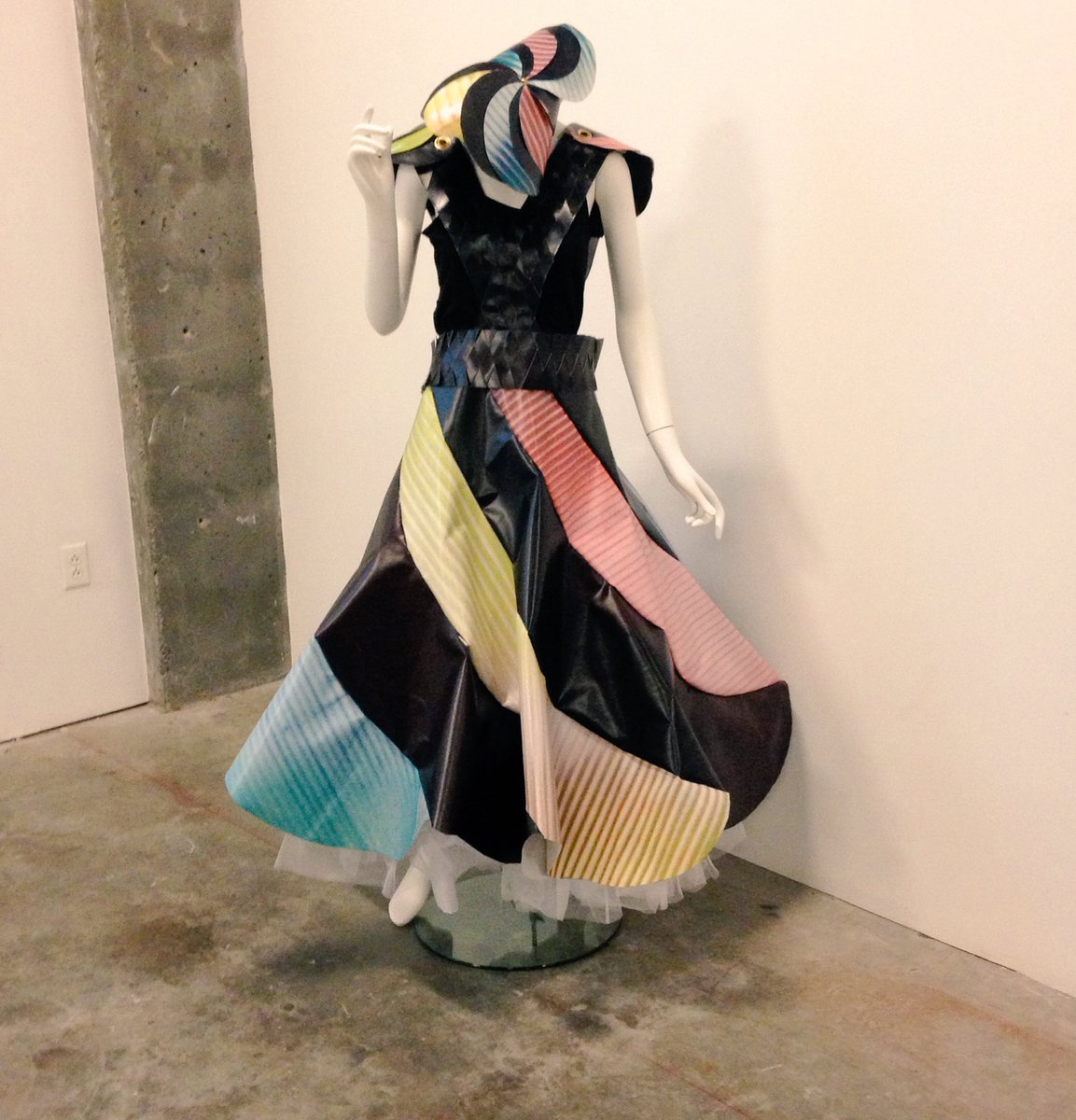 ncflix's tweet photo. #outdoorisin #popup exhibit @TheMintMuseum uptown. #free thru 0ct 30 #artpopclt @ArtPopStreetGal #CLTart #recycled https://t.co/0H5HbuU7ZF