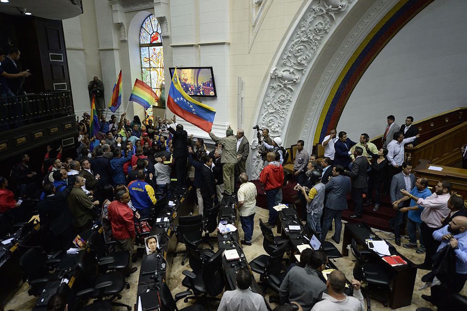 CNNEE's tweet photo. #ULTIMAHORA
El Parlamento de Venezuela declara la existencia de un golpe de estado cometido por el régimen de Maduro
https://t.co/gqbQ6Q8hdE https://t.co/IW3u8pPdLg