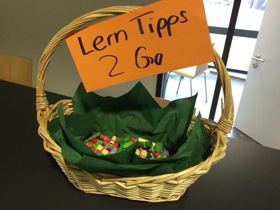 Meine Hiwis haben sich viele #Lerntipps2Go auf Deutsch&amp;Englisch überlegt, die wir an Studierende verteilen, sie finden reißenden Absatz.