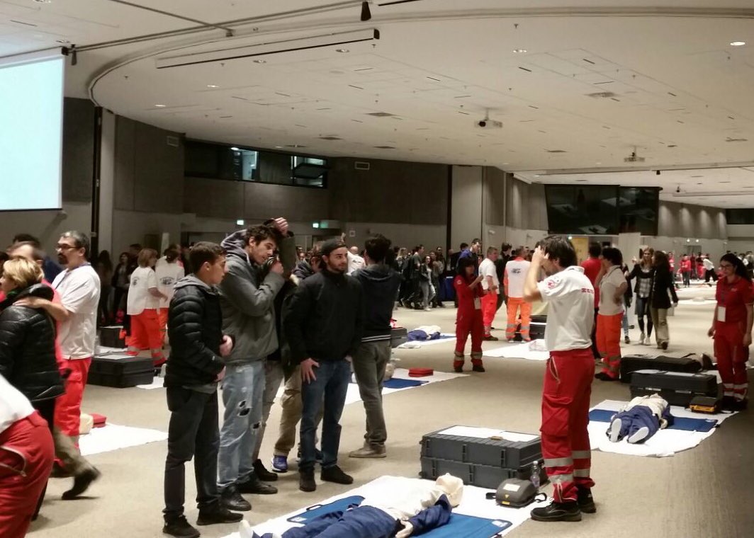 Crinova's tweet photo. Sabato mattina #Milano #Kidsavelives con #IRC e #AREU. 2500 ragazzi e cittadini hanno imparato a salvare vite #crocerossa https://t.co/bQxwPfsecw