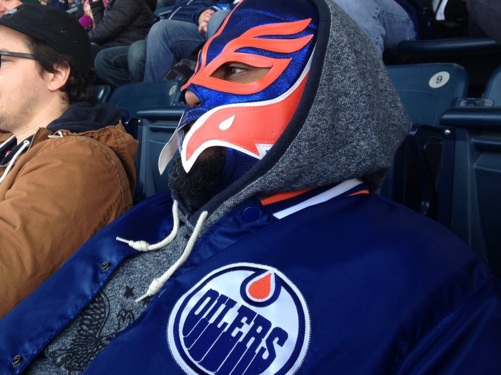 feefizz81's tweet photo. Who's this guy at the #heritageclassic. https://t.co/7nN5uLZUEr