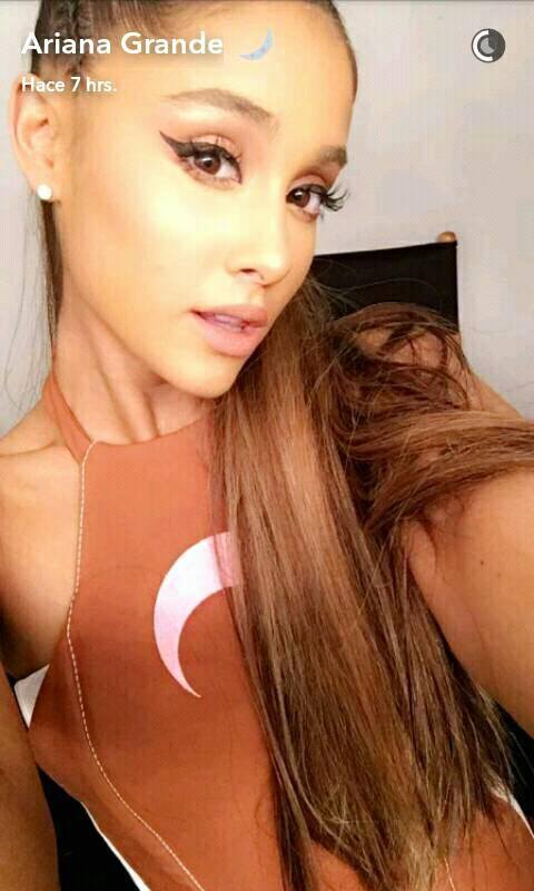 DRarianagrande's tweet photo. Ariana vía Snapchat. https://t.co/FNflGzUqKZ