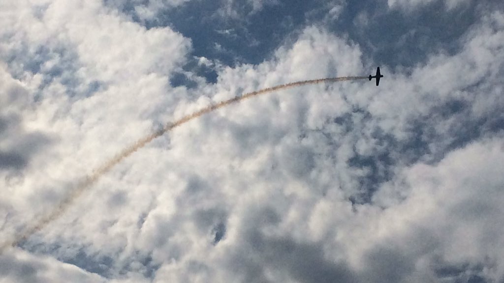 PacificAirshow's tweet photo. #johncollver leaves his mark among the clouds https://t.co/VclnQ9jznT