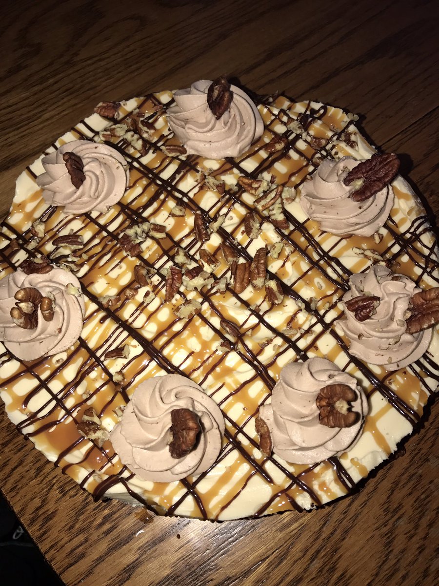 Kheimstadtt's tweet photo. brownie bottom turtle cheesecake #chefkendall https://t.co/sOYQhzlSxH
