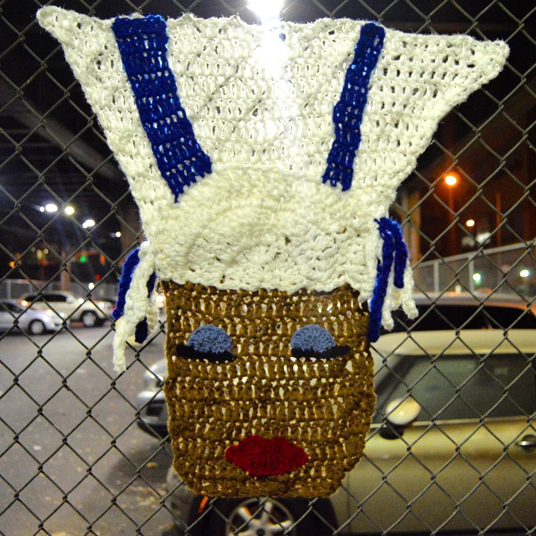 knithacker's tweet photo. “The Queen of Salsa” — Check out this amazing Celia Cruz yarn bomb by #AlexCreates: https://t.co/wLi6MR2wIa #crochet #yarnbomb #nyc #harlem https://t.co/4QvlhQjK9w