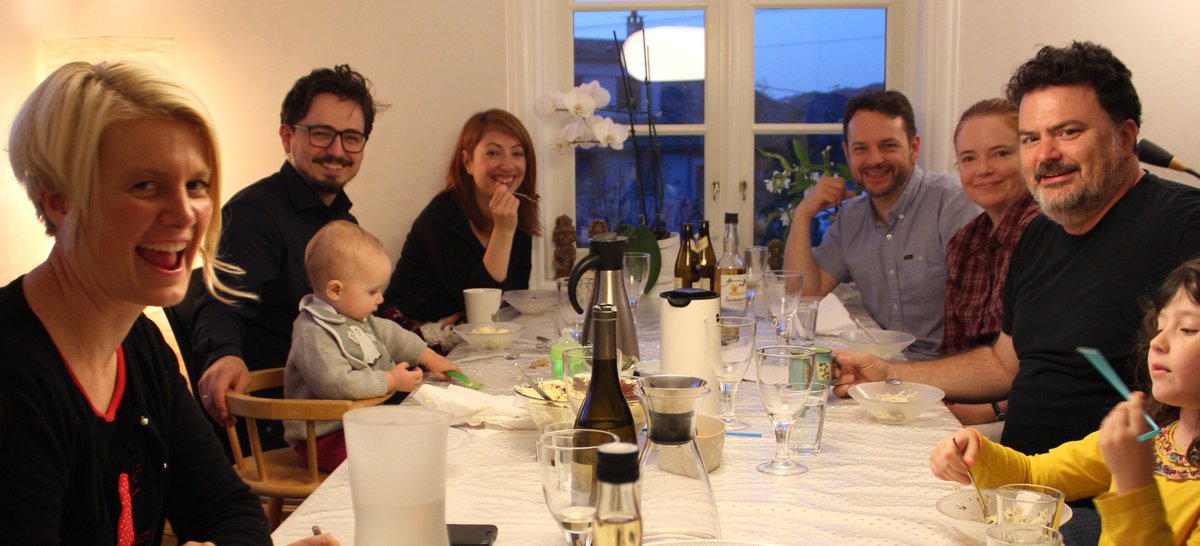 Superfriendly <a href="/DoubleFine/">Double Fine</a> tries Queen Maud´s dessert #Konsoll16