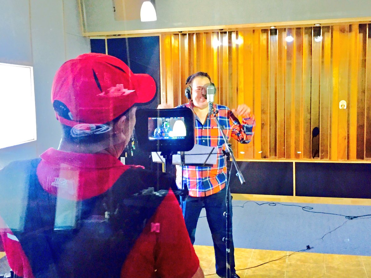 elivanbeltran's tweet photo. Trabajando con el #GiganteDeLaBanda @Julio_Preciado_ una vez más en sus producciones, gracias por la confianza!!
#DireccionDeVoces
#asinomas https://t.co/ucjKrQlqmT