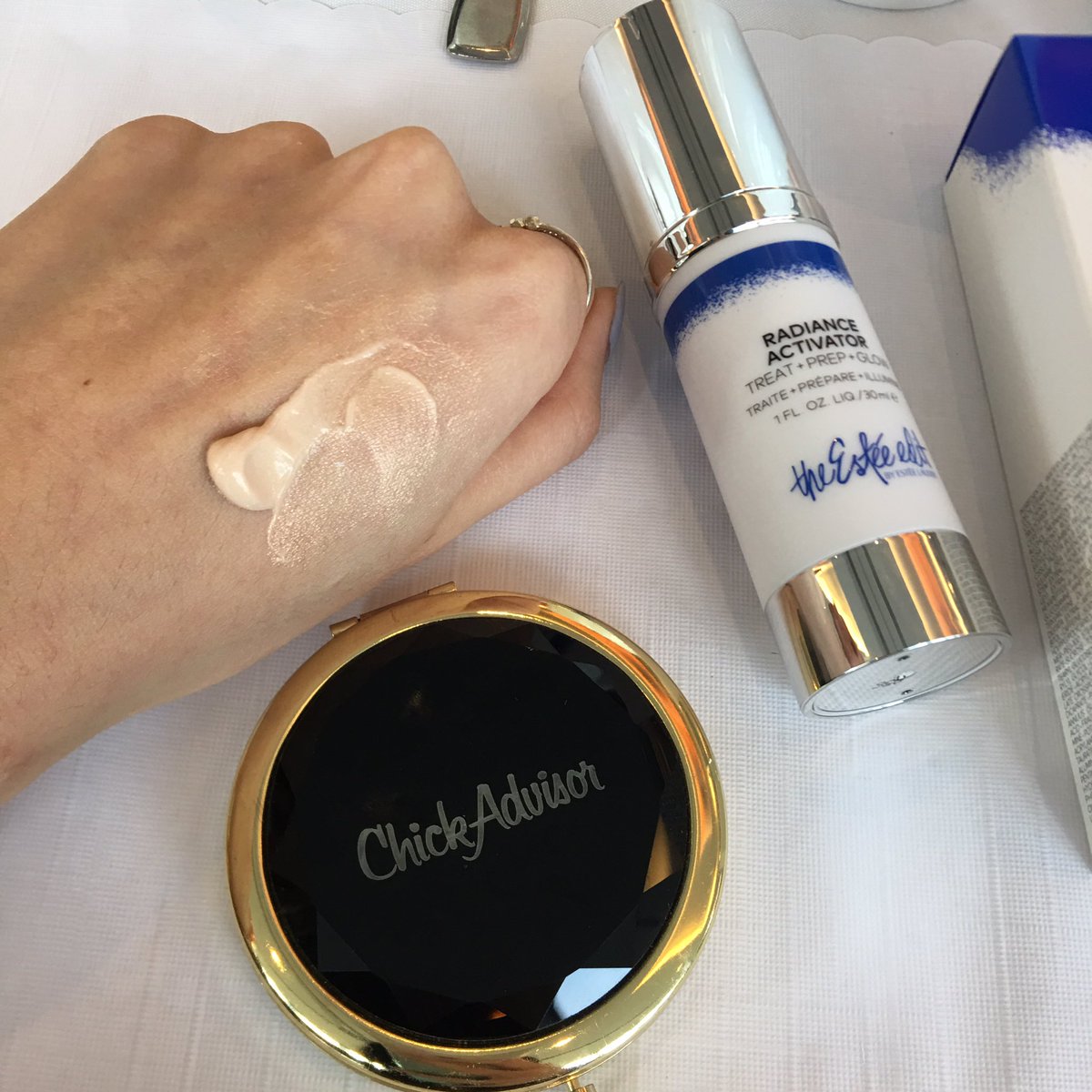 _kakichan's tweet photo. A 3-1 product. Great on its own or you can mix it w/foundation! #theesteeedit @theEsteeedit #ChickAdvisorShowCase @ChickAdvisor https://t.co/s6fKs0gubk