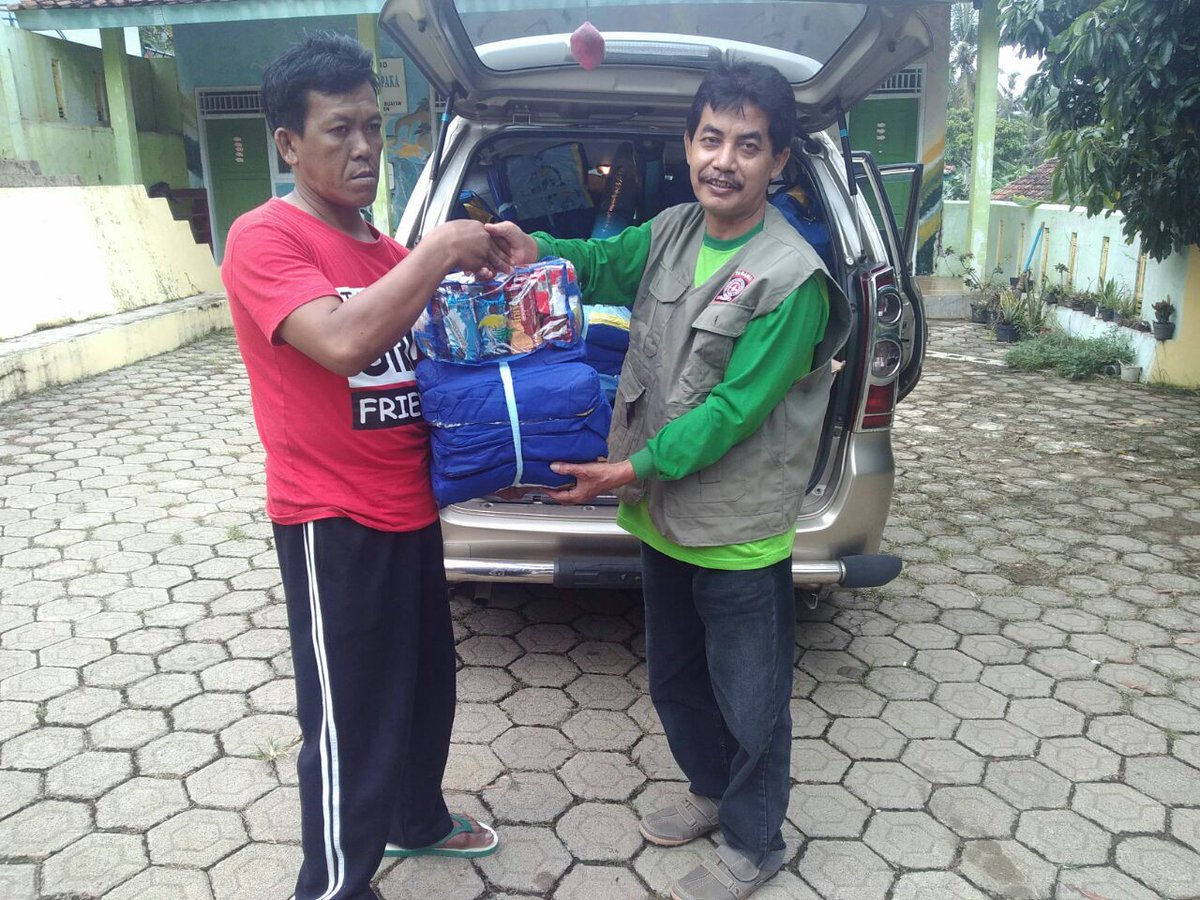 TAGANA penyerahan bantuan u/ korban bencana longsor di Ds Jladri &amp; Karangbolong Kebumen <a href="/ganjarpranowo/">Ganjar Pranowo</a> <a href="/KemensosRI/">Kementerian Sosial RI</a>