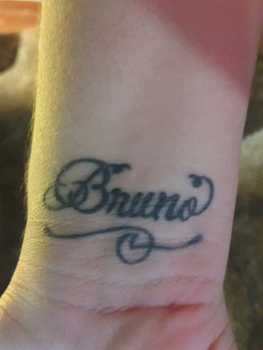 laosi21's tweet photo. #futbolerosxts estos son los mejores tatuajes el nombre de mi príncipe y el Osito panda por que a mi me dicen #laosi @Juliosaza https://t.co/uQOo2SwDpk