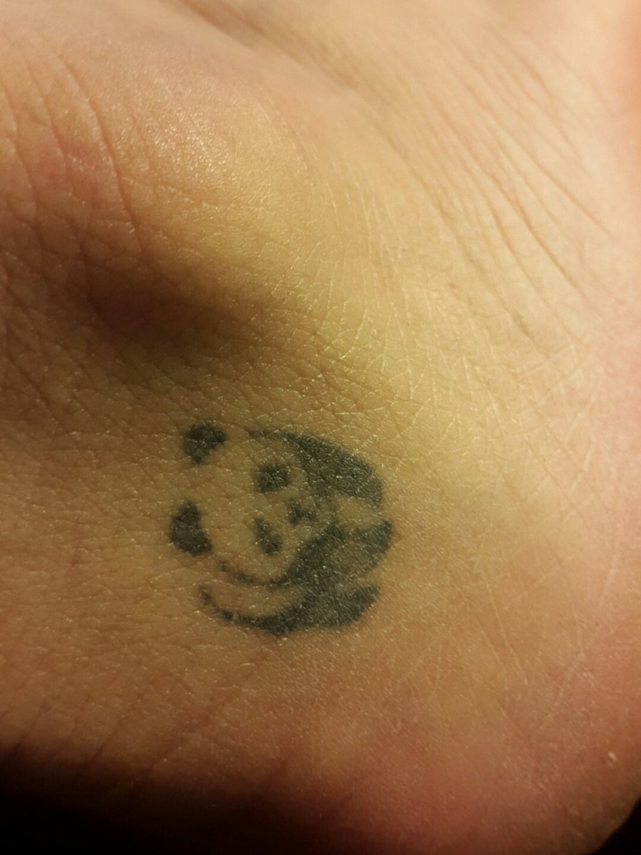 laosi21's tweet photo. #futbolerosxts estos son los mejores tatuajes el nombre de mi príncipe y el Osito panda por que a mi me dicen #laosi @Juliosaza https://t.co/uQOo2SwDpk