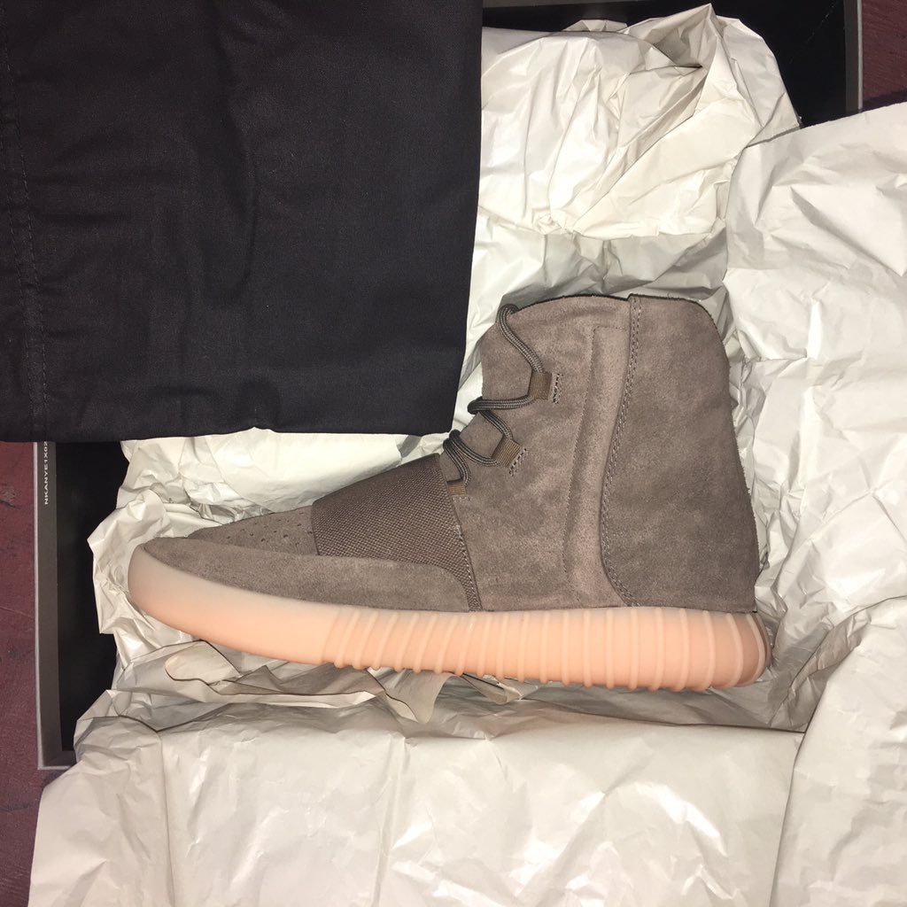 hellablurry's tweet photo. Slide in my DMs or bang my line. Size 10 🤔 #750boost #YEEZYBOOST https://t.co/c88oVGnoGM
