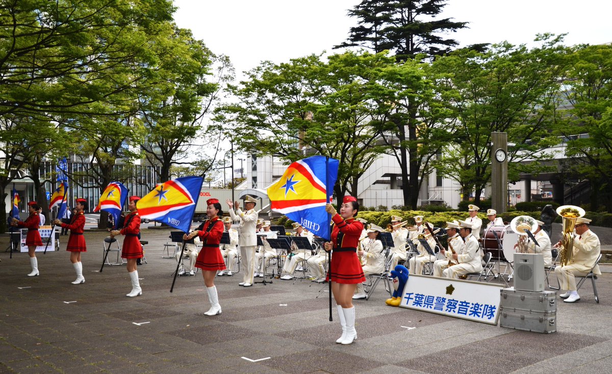 千葉県警察 音楽隊からのお知らせ １０月２８日１２ １５から県立羽衣公園で金曜コンサートを開催するよ カラーガード隊も出演するんだ 今年最後の金曜コンサートになるよ みんな来てね T Co 3odnyrbnen