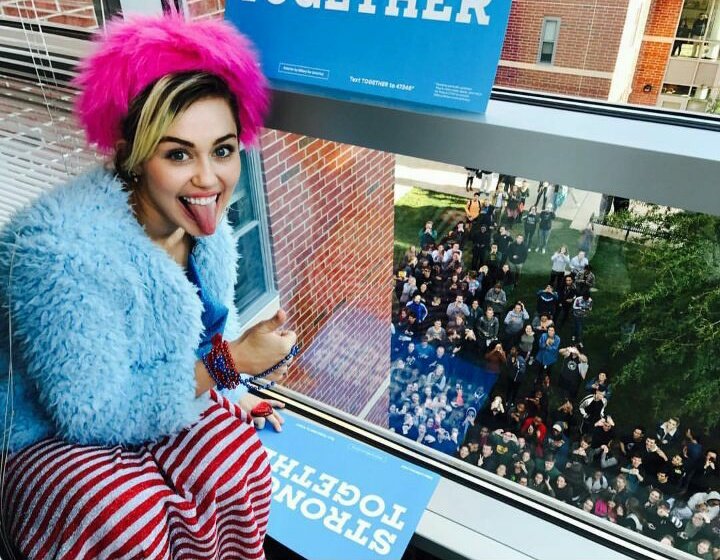 LeLeArzola's tweet photo. ¡QUE BELLA! ¡LA AMO! 💕👅❤
#smiler4ever
#MileyCyrus https://t.co/AIsN0YHp3s