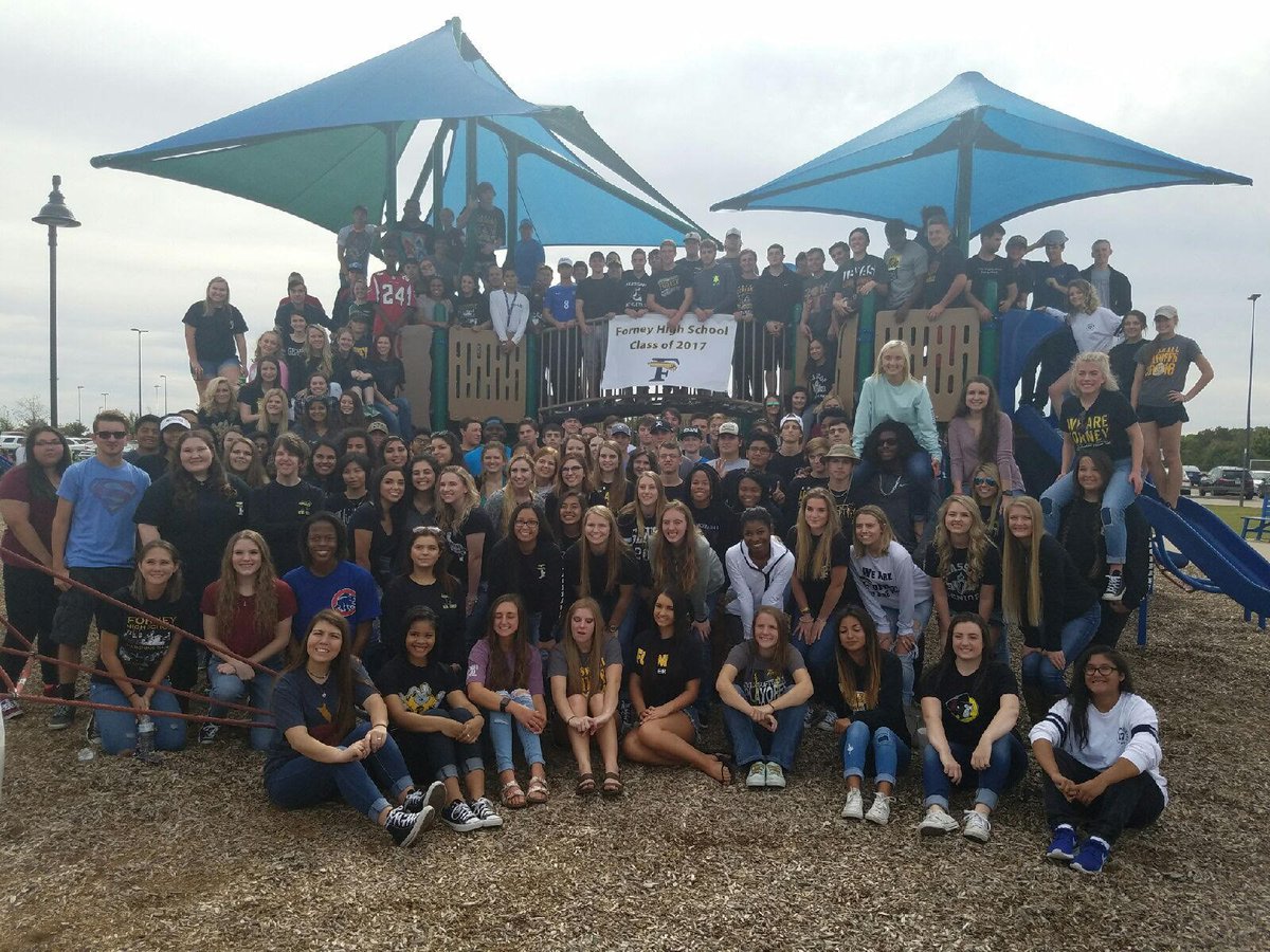 ForneyClass2017's tweet photo. Sunday Funday with this great group of kiddos @ the FHS Class of 2017 Senior Class Picnic!  #SR2K17 #FHSSeniorClassPicnic https://t.co/bYUVohd8jx