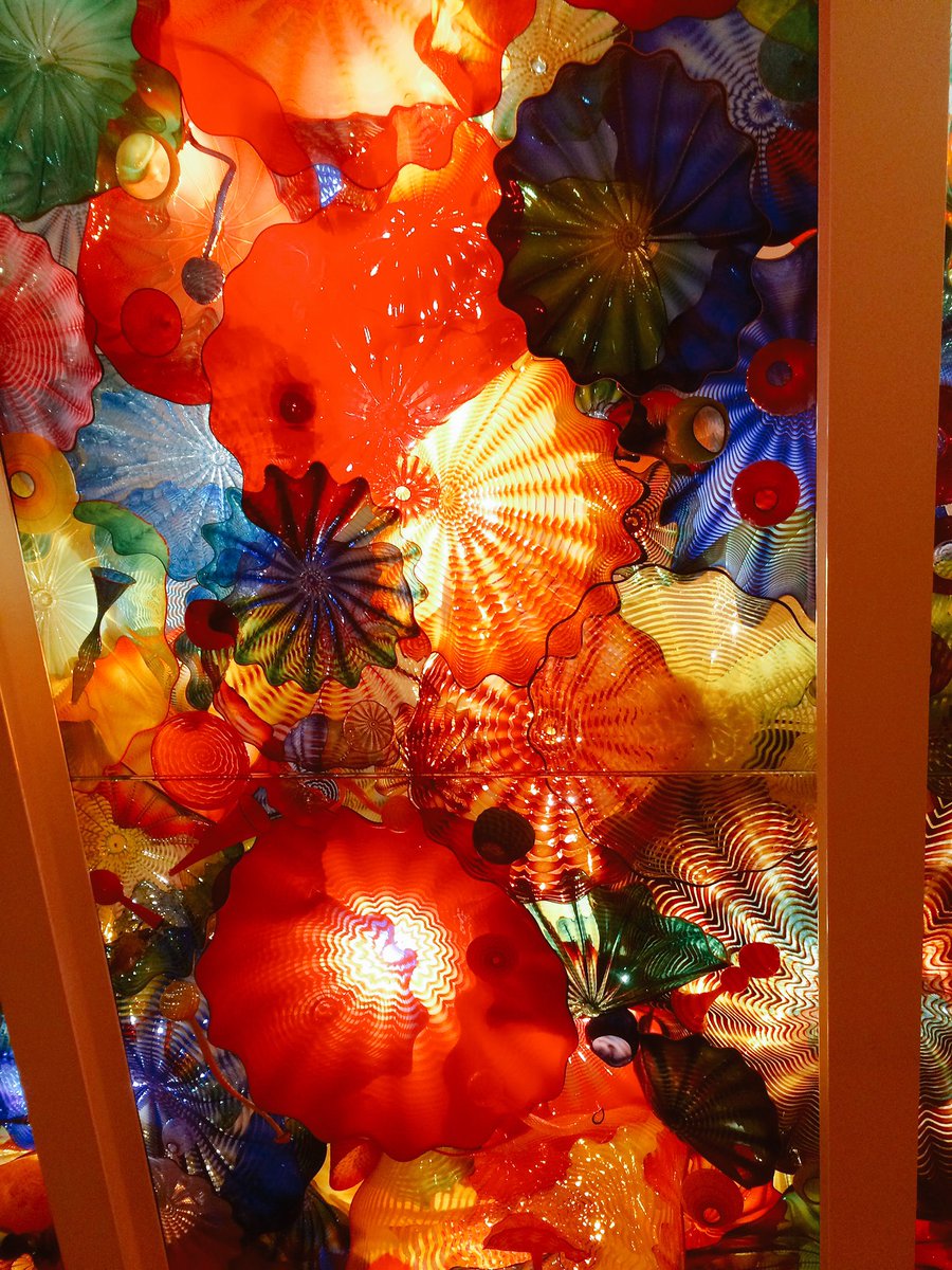 SaraGrim's tweet photo. A colorful Sunday afternoon with good friends #ChihulyTO @ROMtoronto #Toronto @slieks @stephanie_ec https://t.co/Mlwx1Eypa4