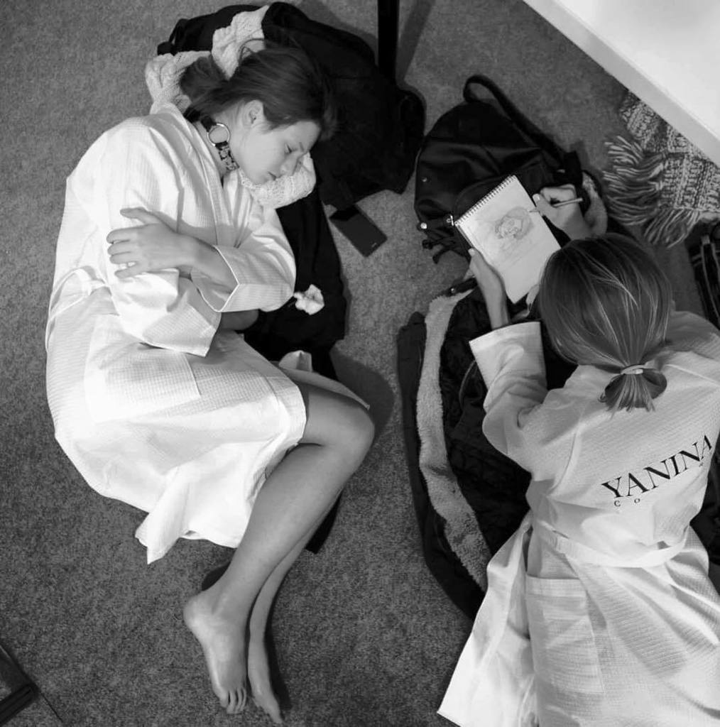 quadrobyte's tweet image. В перерывах Маша рисует свою подругу #fashionweek ift.tt/2eIsyLe