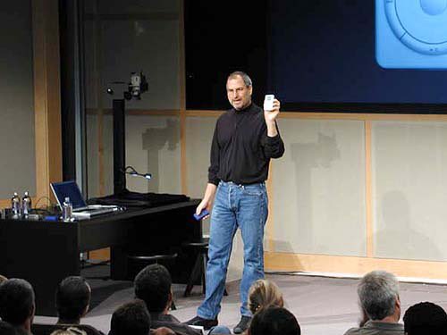 nobi's tweet photo. An untold story from the iPod announcement 15 years ago 
cc @engadget 
https://t.co/BOhgvGe8Mu https://t.co/a4NMra5UM0