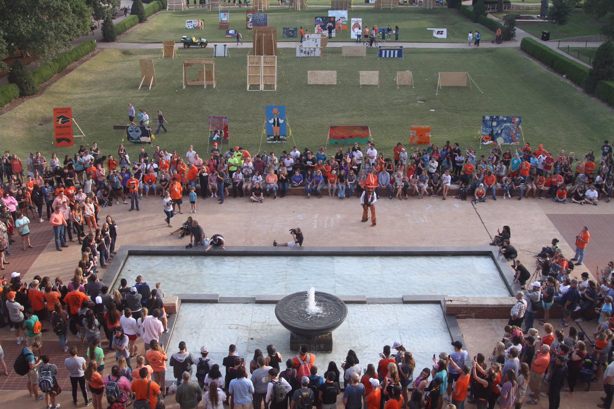kurtsteiss's tweet photo. From clear to orange. The fountain is dyed. Homecoming week at #okstate has started. #okstatehc https://t.co/HBvEzJPmSh