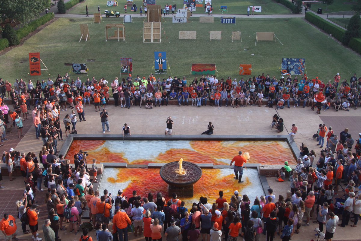 kurtsteiss's tweet photo. From clear to orange. The fountain is dyed. Homecoming week at #okstate has started. #okstatehc https://t.co/HBvEzJPmSh