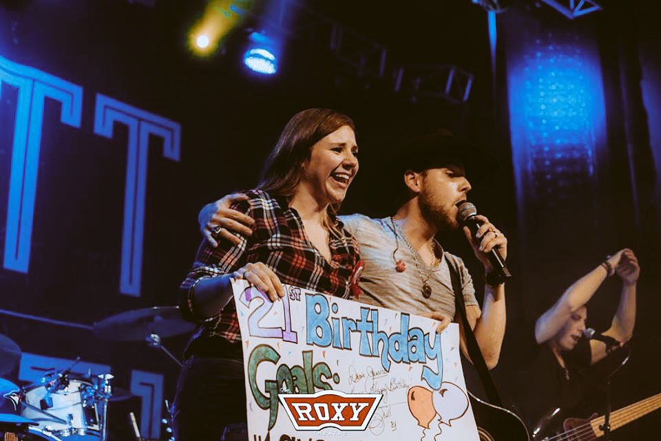 jess_langford's tweet photo. @BrettKissel on this day last year 😁🎸 #airwavestour https://t.co/1vMDqkHceb