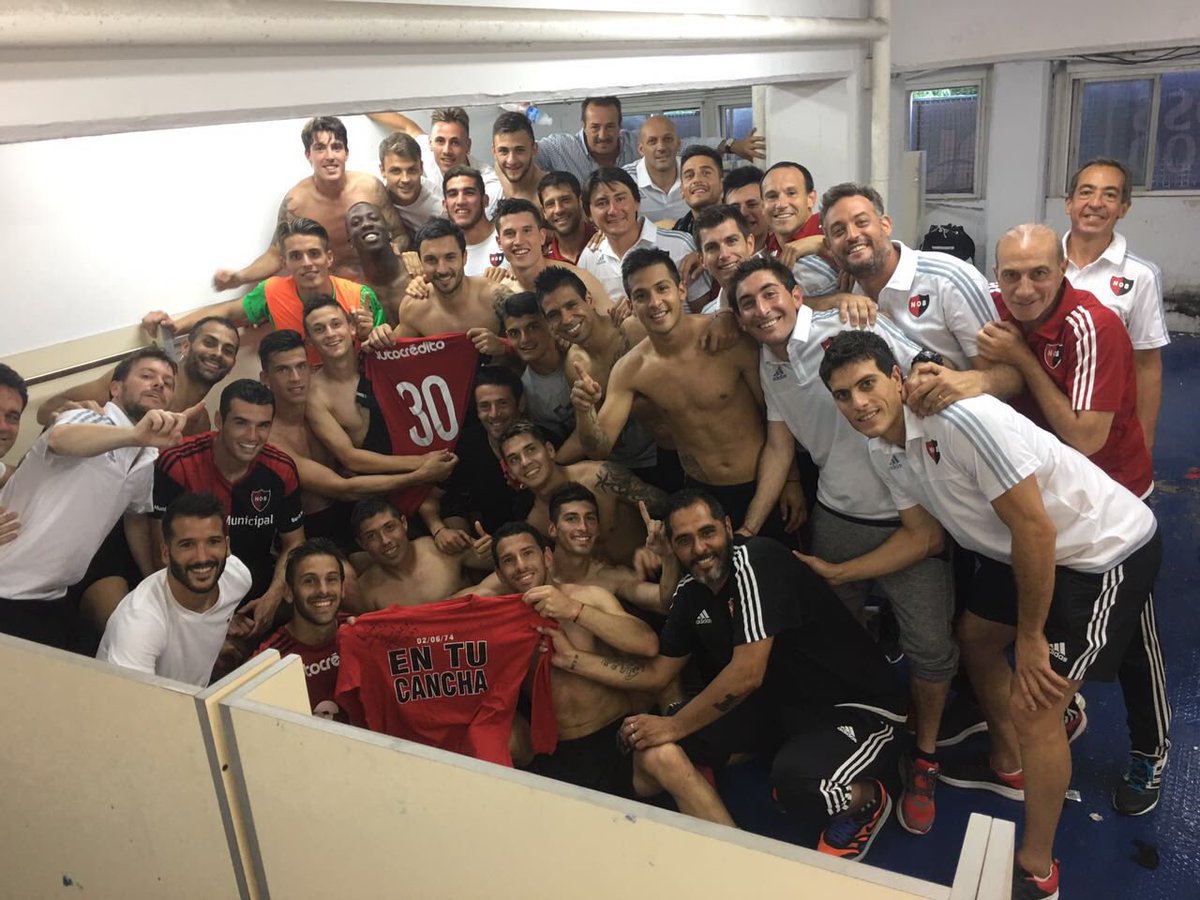 NachoScocco32ok's tweet photo. Vamos la lepraaaa...amar estos colores 🔴⚫️ https://t.co/TlCoS817Yg