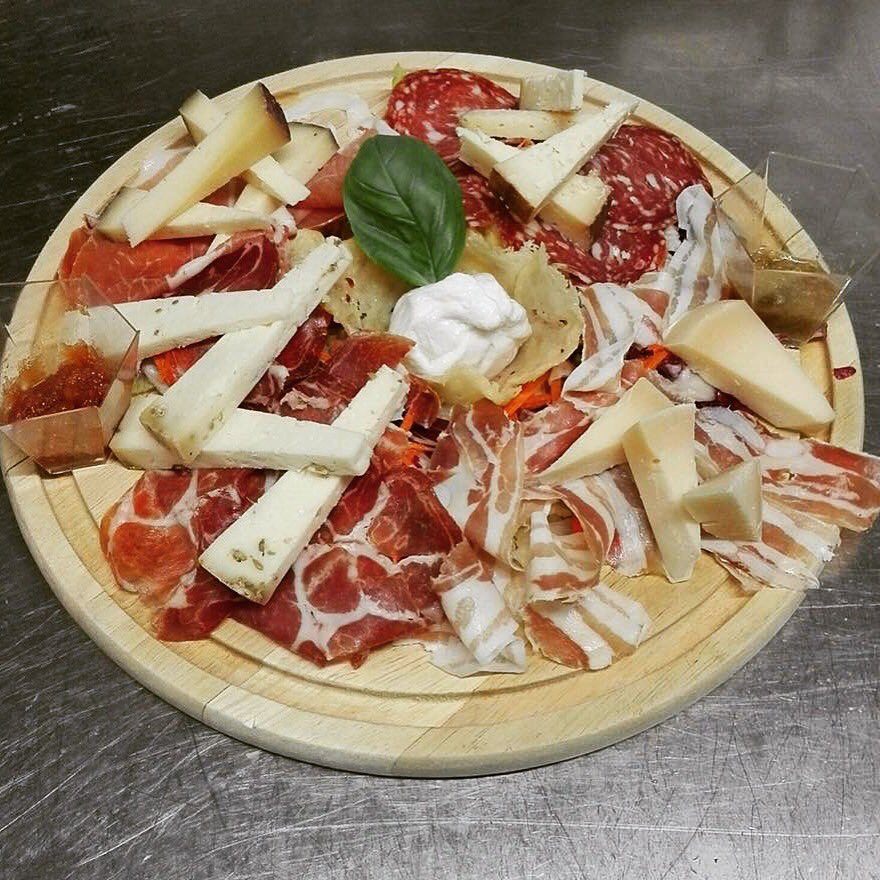 e_nobilta's tweet photo. Contaminazioni creative per incuriosire #ricette #autunnale.#restaurat #alberobello #miseriaenobilta #salumi #taglie https://t.co/hyKyhKzvwi
