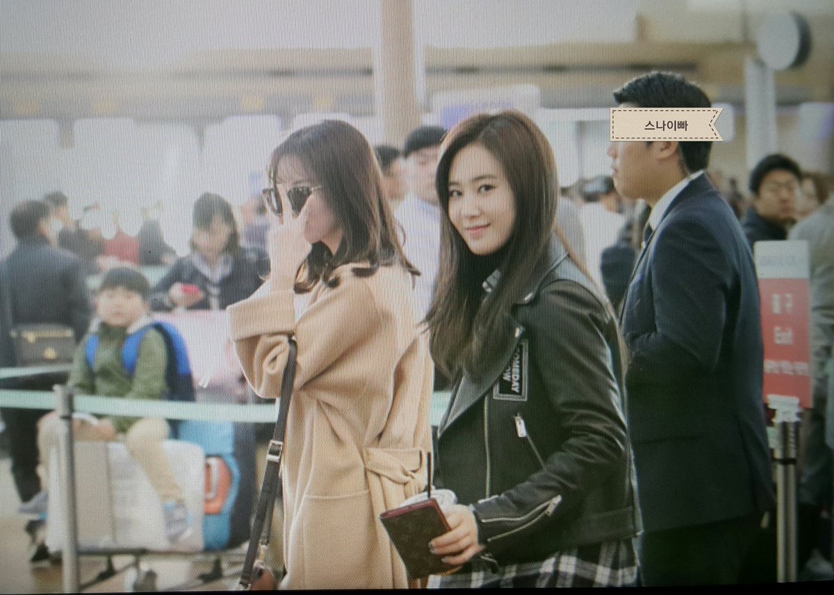 [PIC][24-10-2016]Yuri và SeoHyun khởi hành đi Thâm Quyến, Trung Quốc để tham dự sự kiện của thương hiệu "PANTENE" vào sáng nay CvfOPeGUkAAvApA