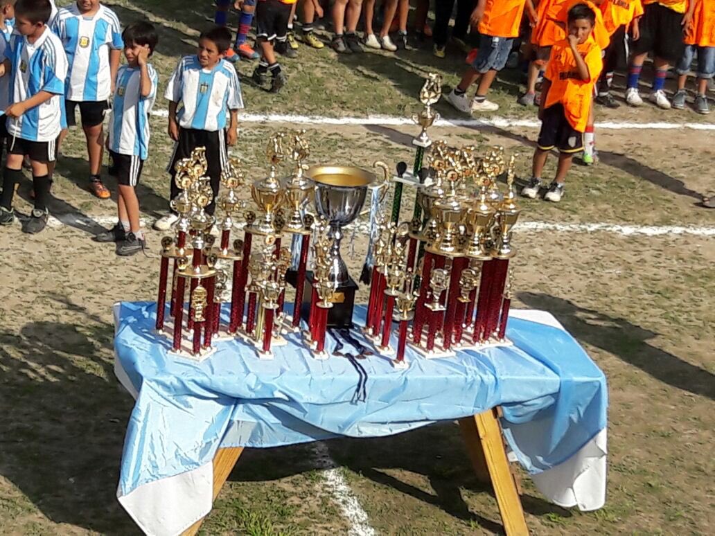 NotiQuimili's tweet photo. #LigaQuimilenseFútbol Imágenes de la premiación de la división formativas de los clubes. Gran aporte al crecimiento deportivo de la ciudad.👏 https://t.co/vJl7IDfscl