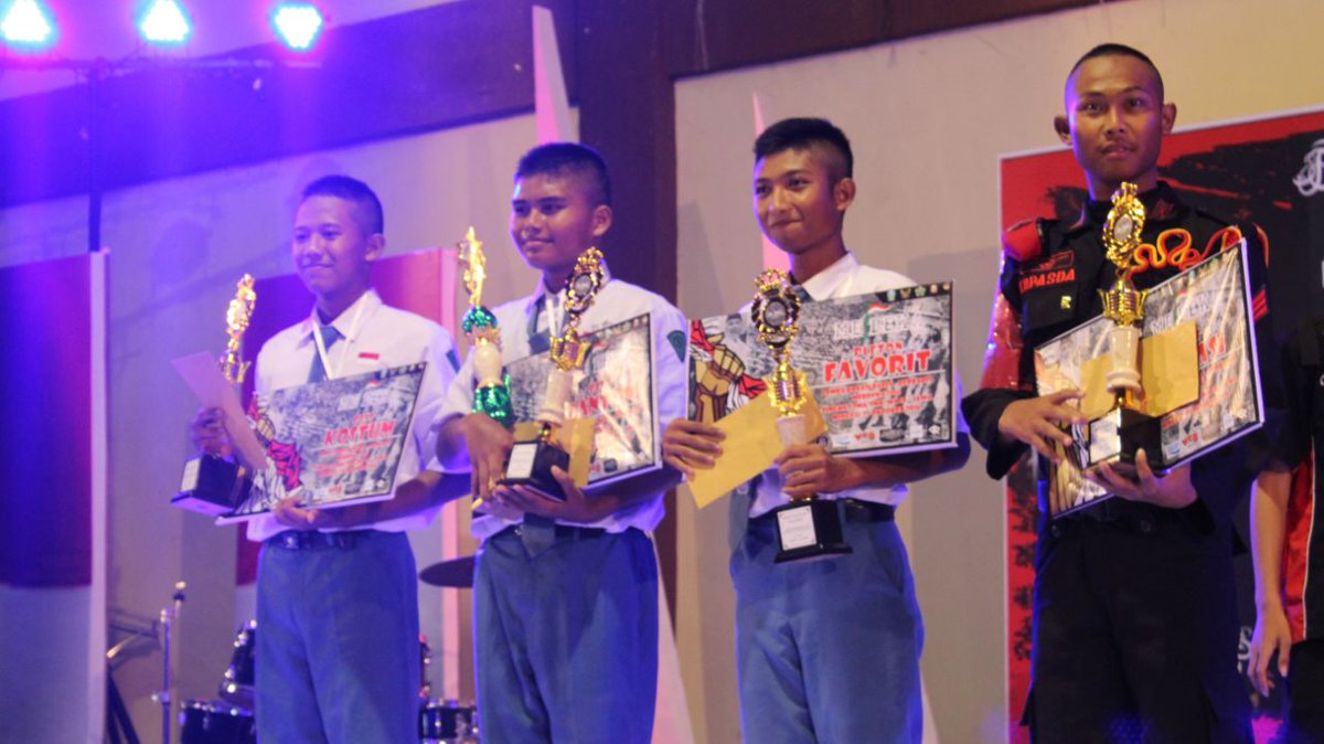PaskibraSmada's tweet photo. Alhamdulillah. Kiri ke kanan:
Best kostum, best danton, peleton favorit https://t.co/udcxQ1ipu7