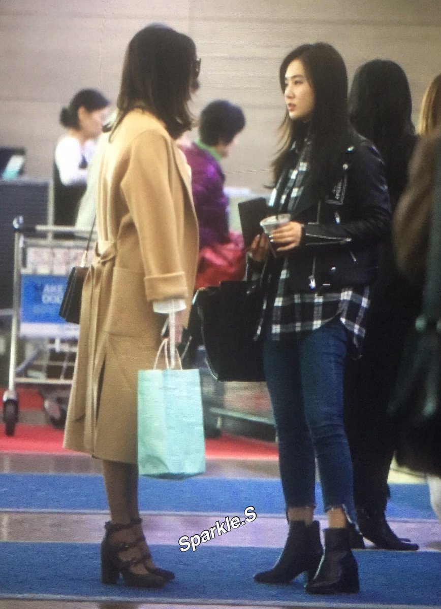 [PIC][24-10-2016]Yuri và SeoHyun khởi hành đi Thâm Quyến, Trung Quốc để tham dự sự kiện của thương hiệu "PANTENE" vào sáng nay - Page 3 CvfQD5RUMAAt0IU
