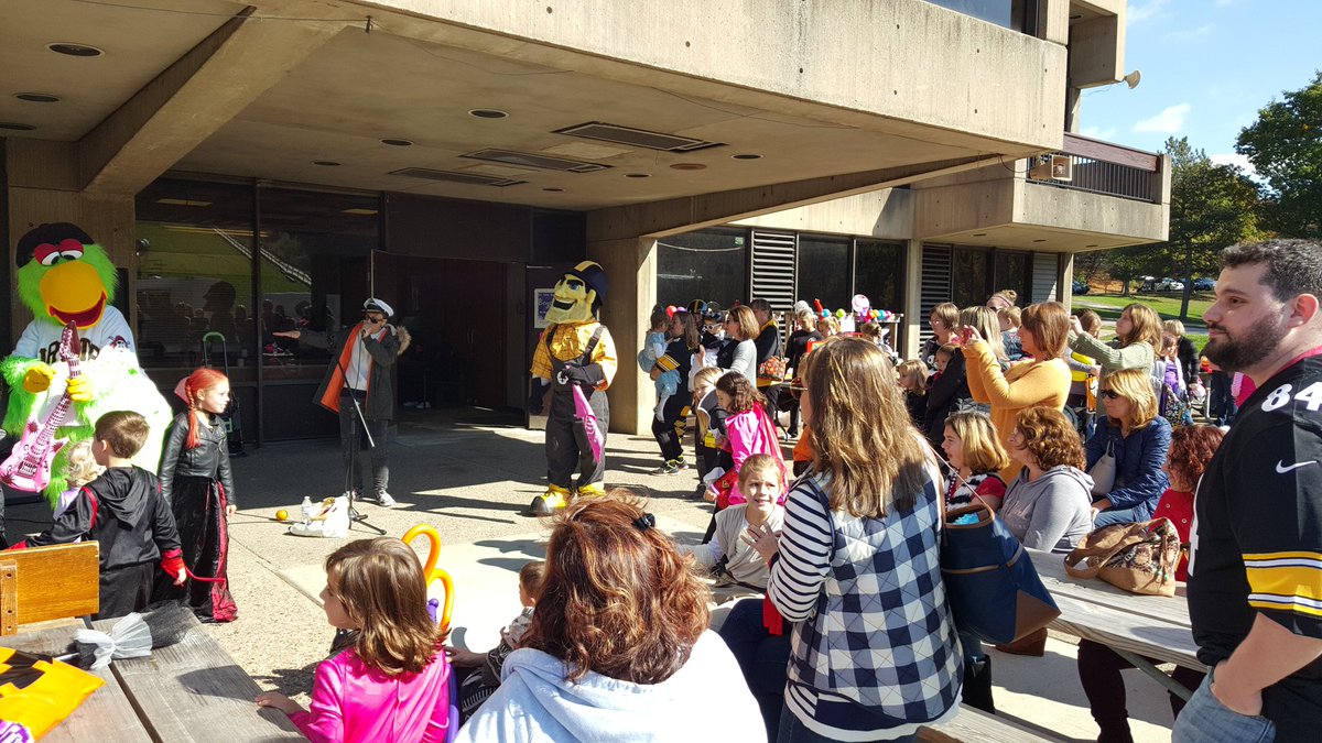 jrpilyih's tweet photo. @joshandgab another amazing performance at @PlumTeachers Festival in the Park. #CaptainSelfie #DancingMascots https://t.co/lYZC6mIKtE