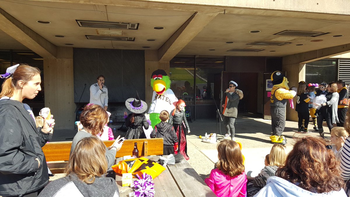jrpilyih's tweet photo. @joshandgab another amazing performance at @PlumTeachers Festival in the Park. #CaptainSelfie #DancingMascots https://t.co/lYZC6mIKtE
