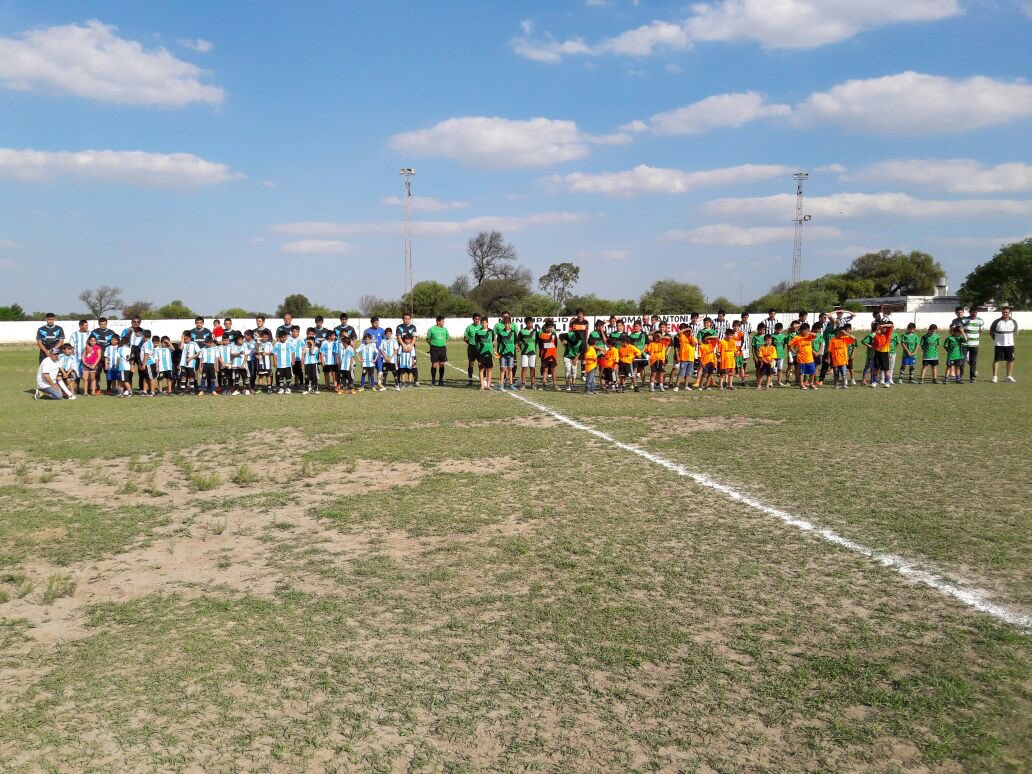 NotiQuimili's tweet photo. #LigaQuimilenseFútbol Así se vivió la previa de la #GranFinal entre #JuventudUnida y #Talleres donde la "Juve" festejo el torneo anual. https://t.co/QeXlfpZHGp