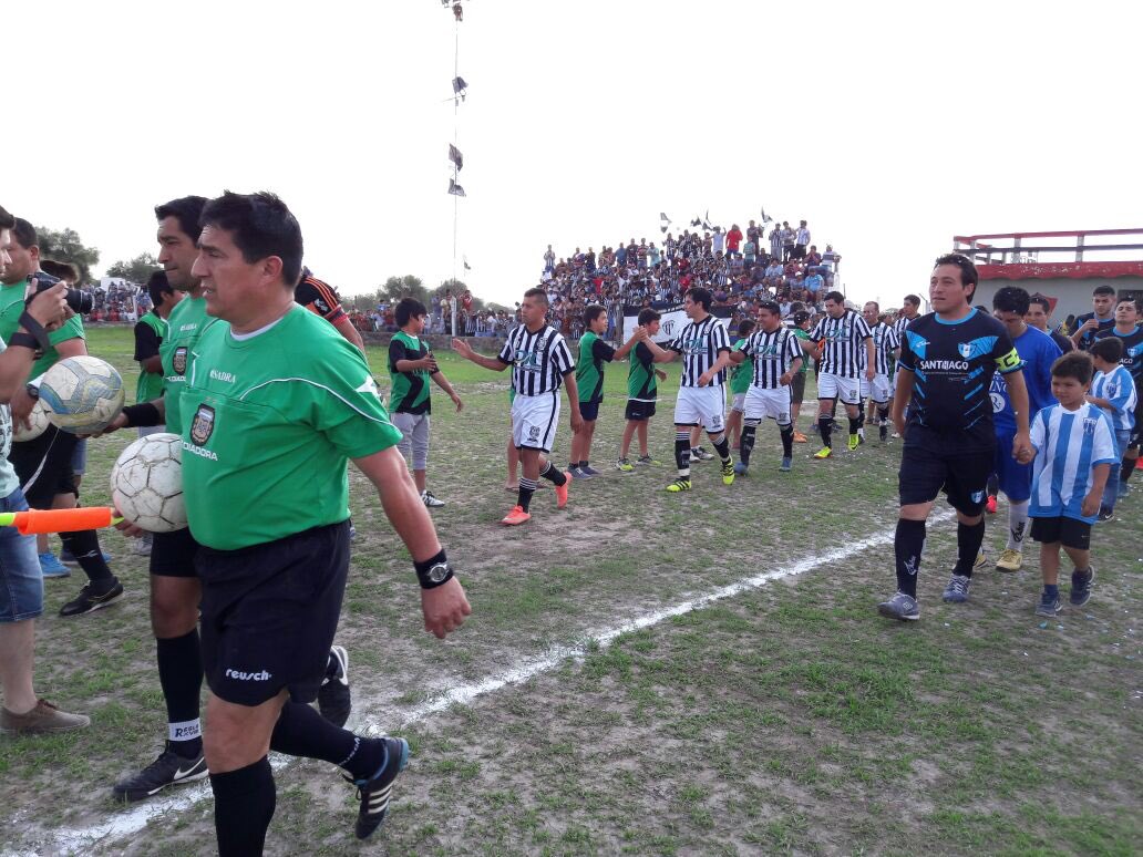 NotiQuimili's tweet photo. #LigaQuimilenseFútbol Así se vivió la previa de la #GranFinal entre #JuventudUnida y #Talleres donde la "Juve" festejo el torneo anual. https://t.co/14MzYyy5GD