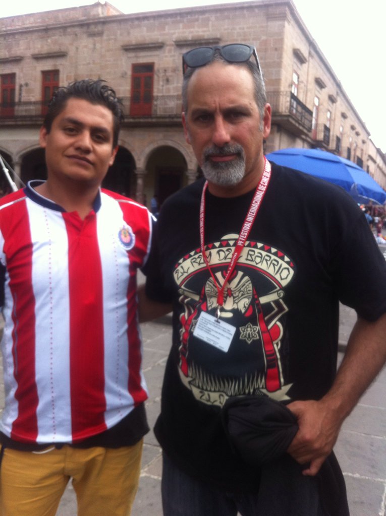 Lectro_alex's tweet photo. Aquí en plaza de armas con un gran actor #juliobracho en el festival de cine morelia #FICM2016 https://t.co/YzlAB3my45