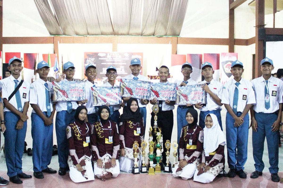 PaskibraSmada's tweet photo. Alhamdulillah alhamdulillah😊
🎉👏
Juara 3
Best danton
Best formasi variasi
Best kostum
Best supporter
Peleton favorit https://t.co/m0D0dKMzpM