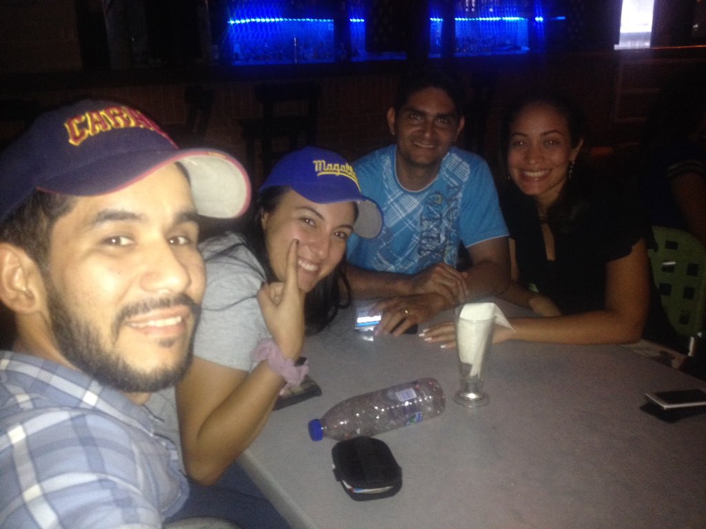 Saloby777's tweet photo. #BeisbolenDIRECTV Disfrutando del juego en SOLAR Maturin con mis panas recien casados.. https://t.co/ti8jhOq9Qa