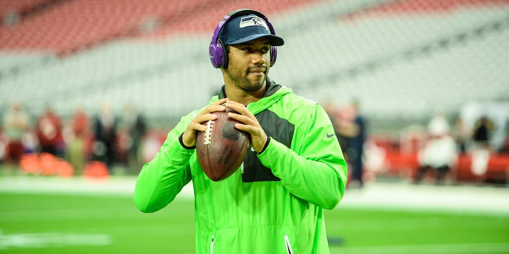 Seahawks's tweet photo. 📸 Almost showtime 📸

#SEAvsAZ #SNF https://t.co/6xQ0GgzjO3
