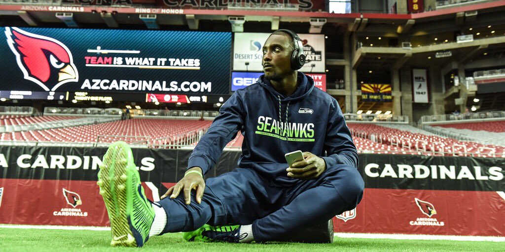 Seahawks's tweet photo. 📸 Almost showtime 📸

#SEAvsAZ #SNF https://t.co/6xQ0GgzjO3
