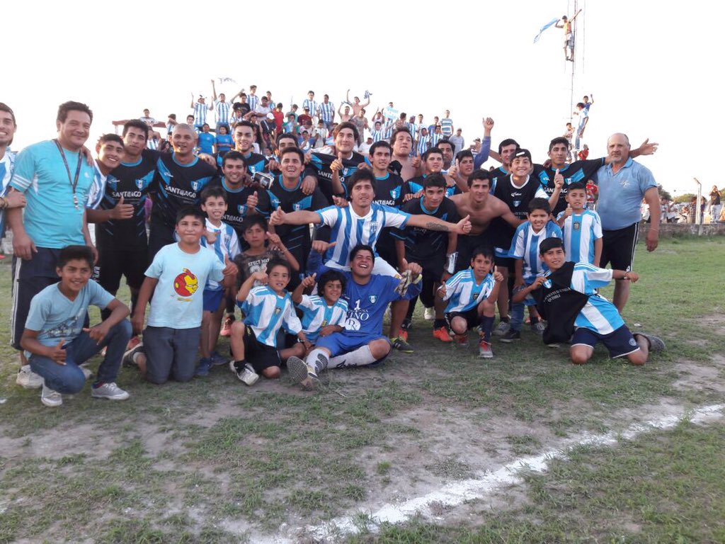 NotiQuimili's tweet photo. #LigaQuimilenseFútbol Los festejos de #JuventudUnida tras quedarse con el título anual 2016 al imponerse contra #Talleres por 3-1 global. https://t.co/KH3iT8BMvQ