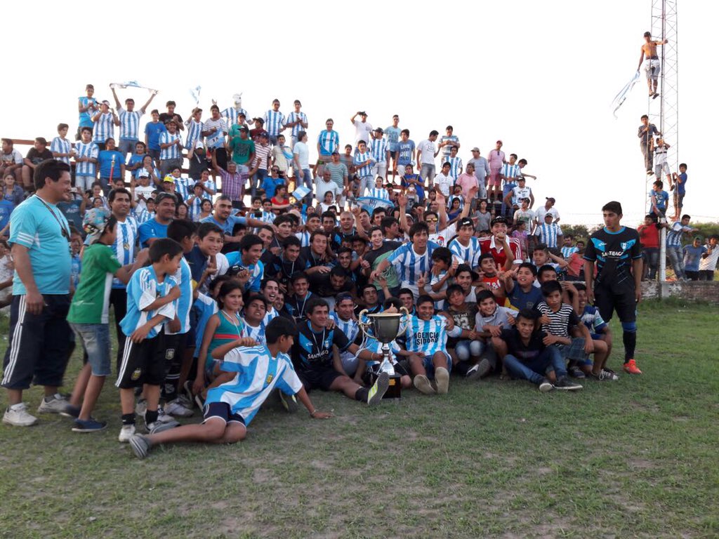 NotiQuimili's tweet photo. #LigaQuimilenseFútbol Los festejos de #JuventudUnida tras quedarse con el título anual 2016 al imponerse contra #Talleres por 3-1 global. https://t.co/KH3iT8BMvQ