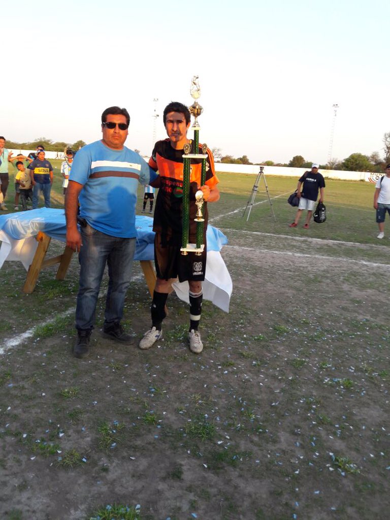NotiQuimili's tweet photo. #LigaQuimilenseFútbol Premiación al #CampeónJuventudUnida + #SubCampeónTalleres + #GoleadorRobertoSoria (JU) y #MejorArqueroChikiMoran (T). https://t.co/cyj1scY0Pe