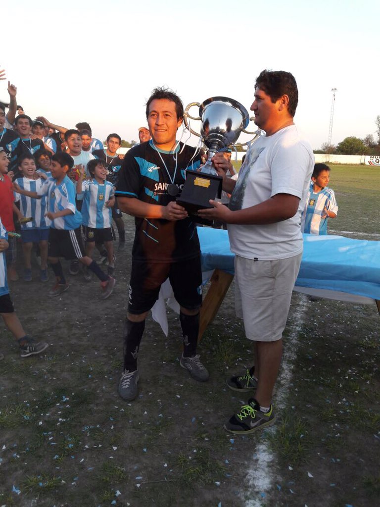 NotiQuimili's tweet photo. #LigaQuimilenseFútbol Premiación al #CampeónJuventudUnida + #SubCampeónTalleres + #GoleadorRobertoSoria (JU) y #MejorArqueroChikiMoran (T). https://t.co/cyj1scY0Pe